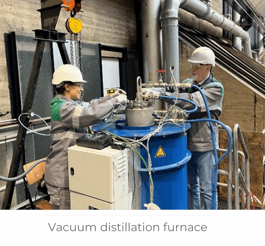 Vacuum distillation furnace