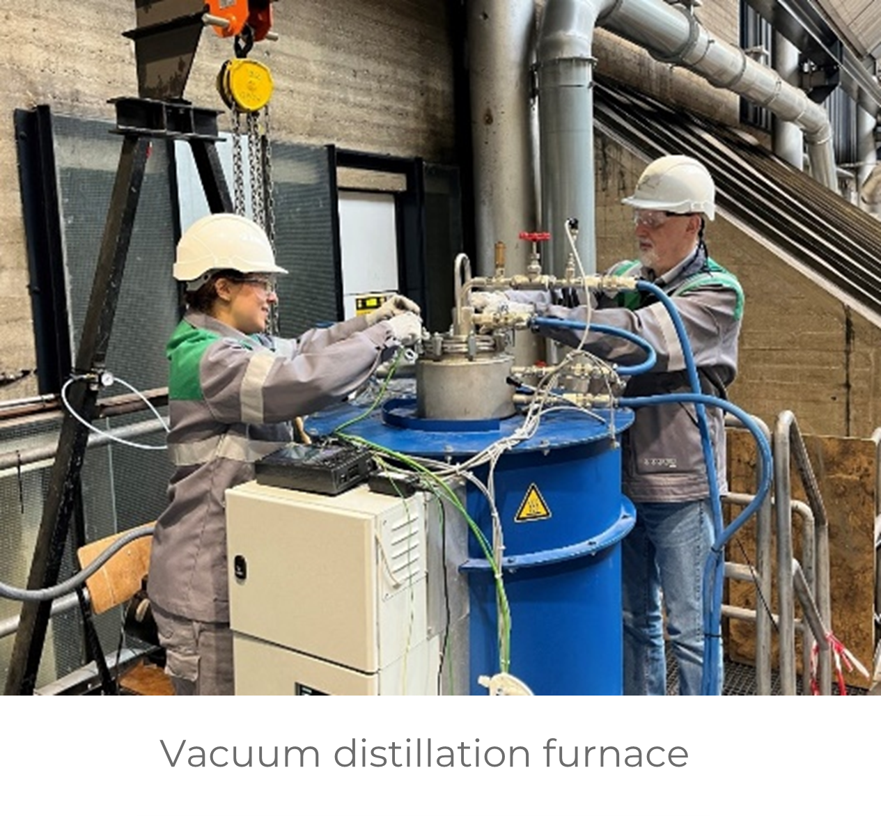 Vacuum distillation furnace